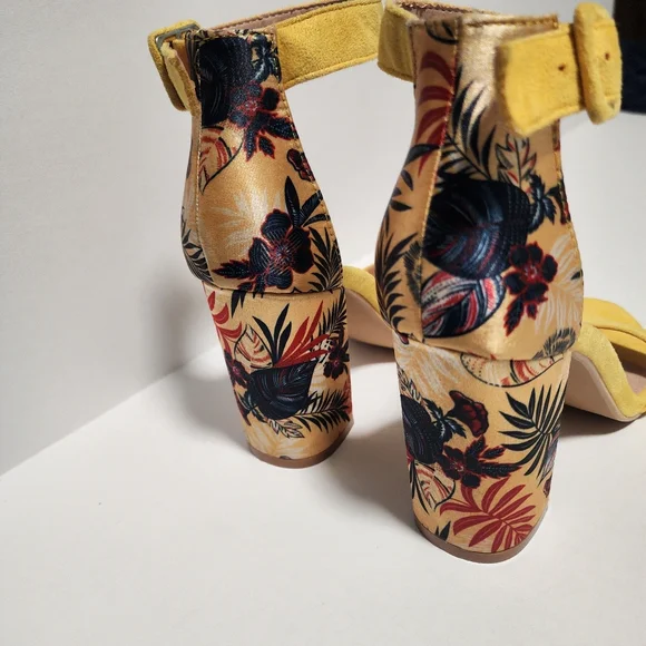Cache Cache Yellow Block Heel, Open Toe, Ankle Strap, Suede Sandals Size 8.5 - Picture 6 of 16
